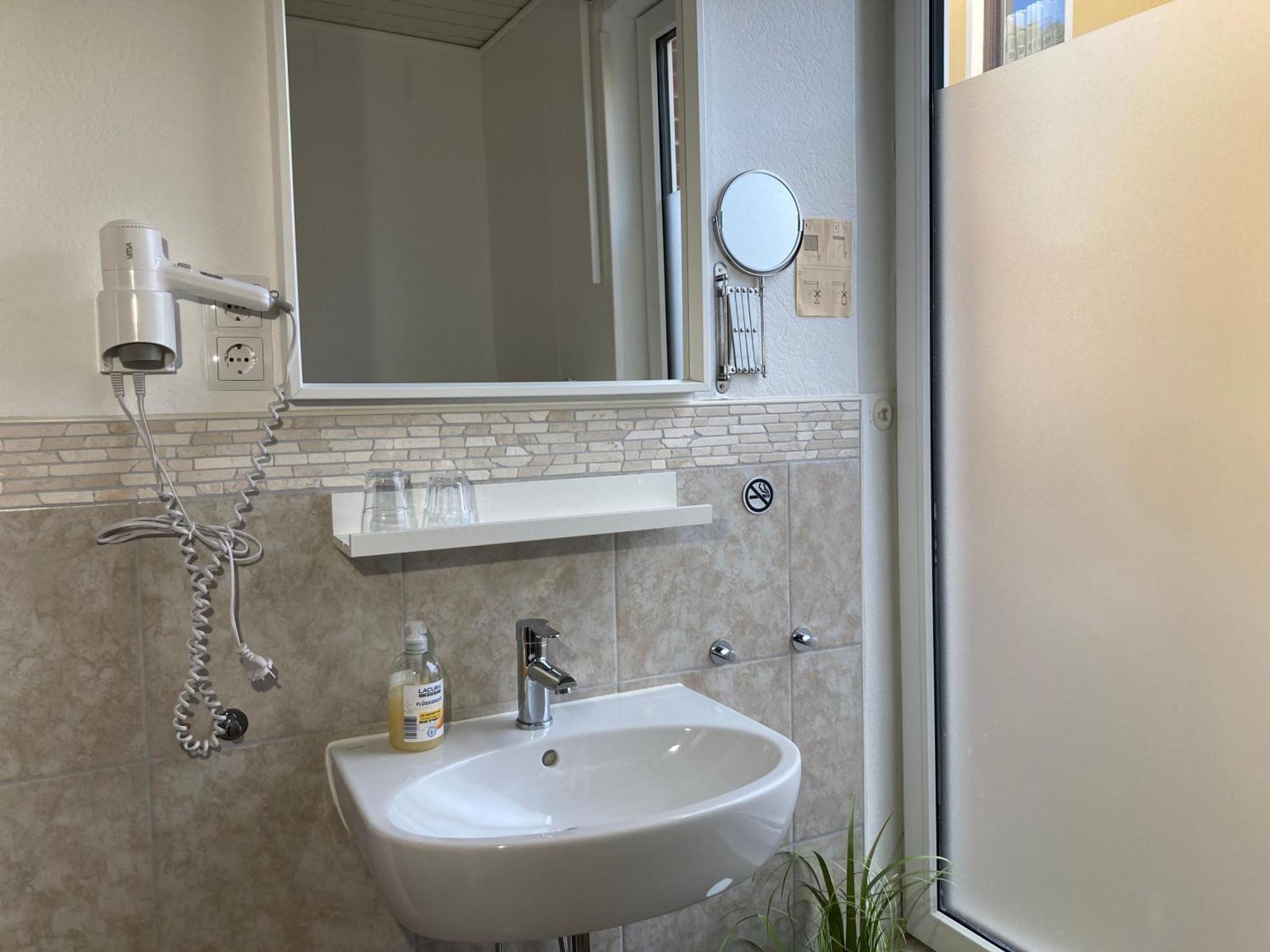 Haus Krabbe, Doppelzimmer 4, Fuer 1-2 Personen, Doppelbett, Ohne Kueche, Zentral Gelegen, Am Elbe-Weser-Radweg Mit Fahrradunterstellmoeglichkeit, Auch Fuer E-Bikes, Ideal Fuer Kurzaufenthalte, Smart-Tv 42 Zoll, Kostenfreier Parkplatz, Wremen Exterior photo